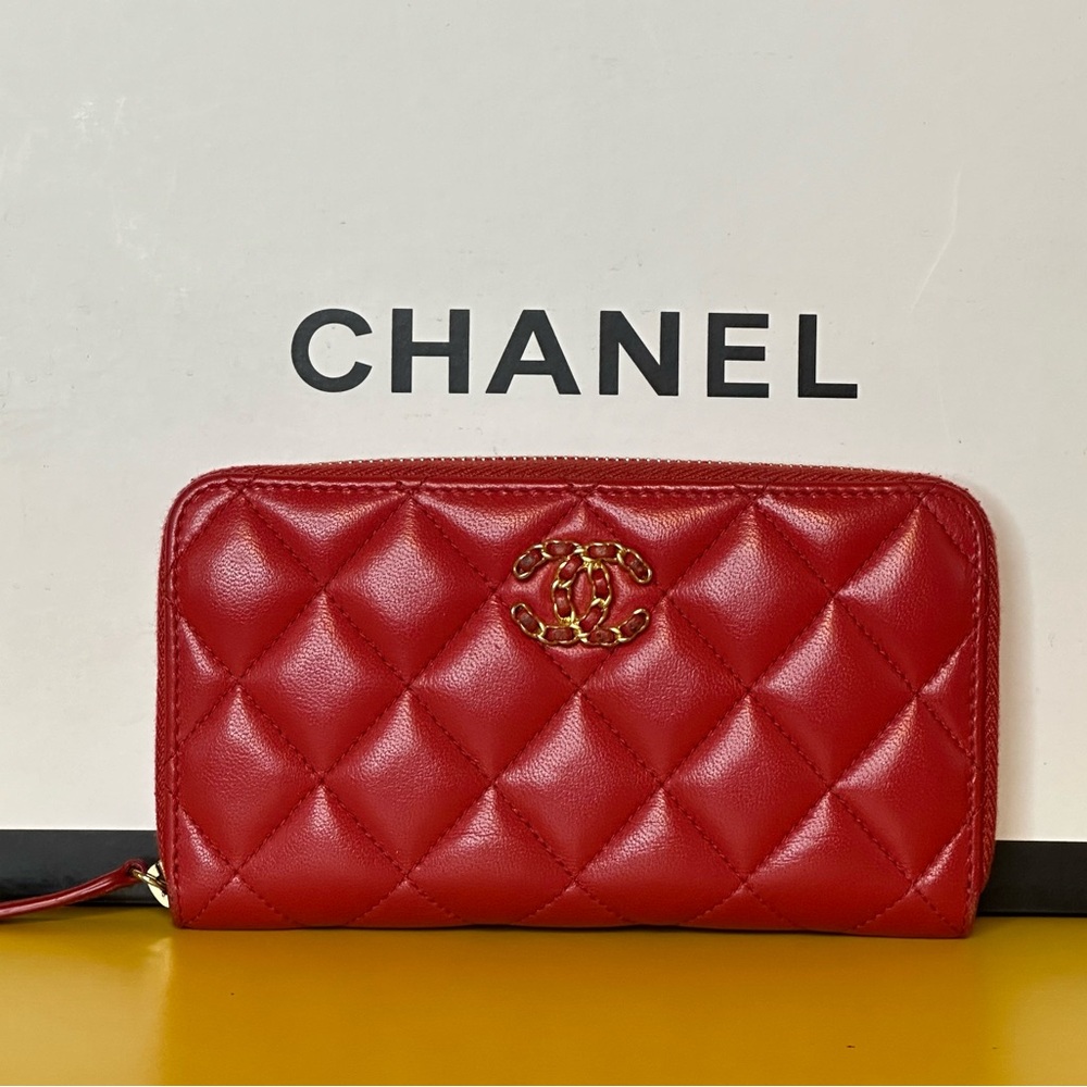 CHANEL Red Quilted Leather 19 Zipped Wallet